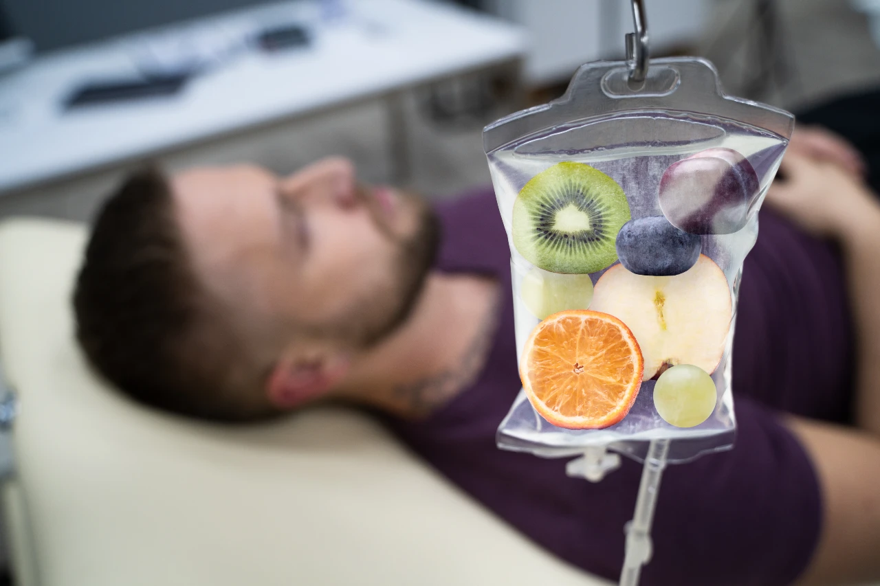 En person får en intravenös vitaminbehandling med en läkare som administrerar droppet.